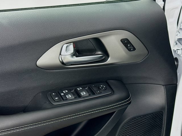 New 2027 Chrysler Pacifica Select FWD image 17