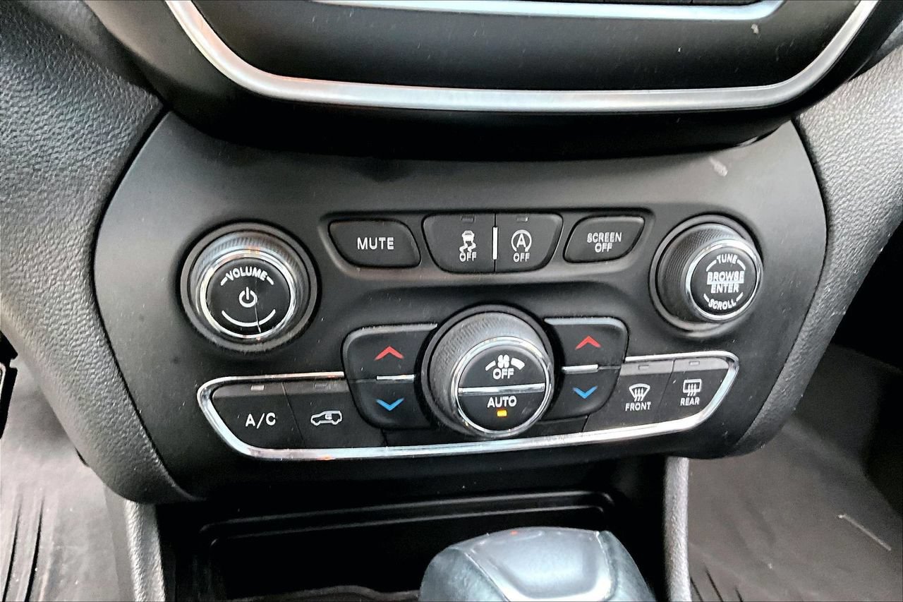 Used 2021 Jeep Cherokee Latitude Lux w/ Comfort/Convenience Group FWD image 25