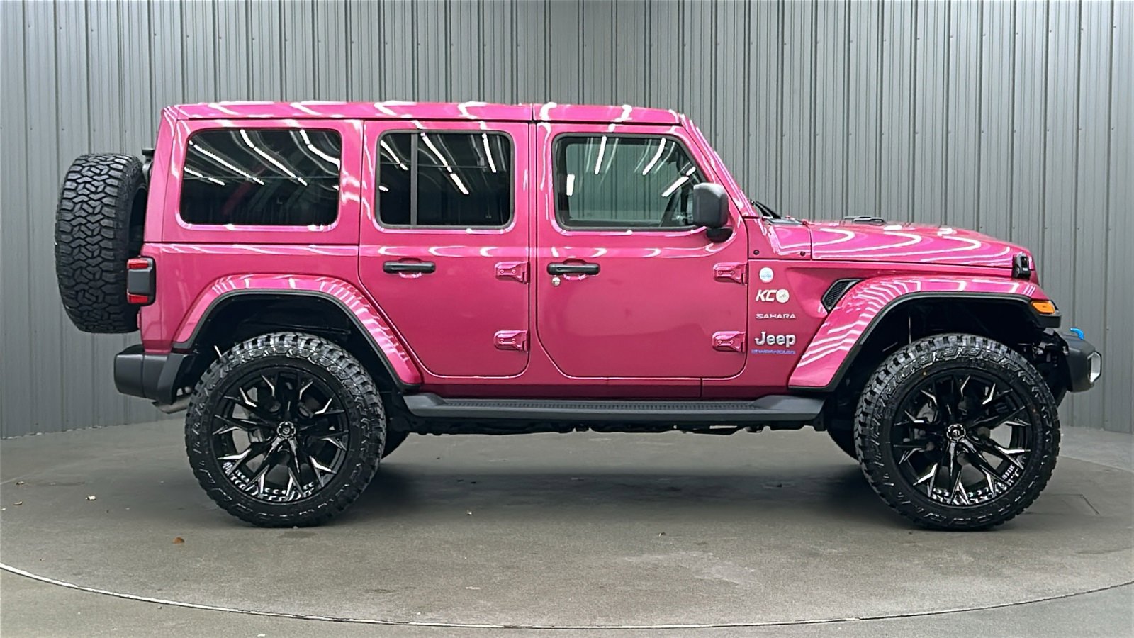 Used 2024 Jeep Wrangler Unlimited Sahara w/ Safety Group image 6