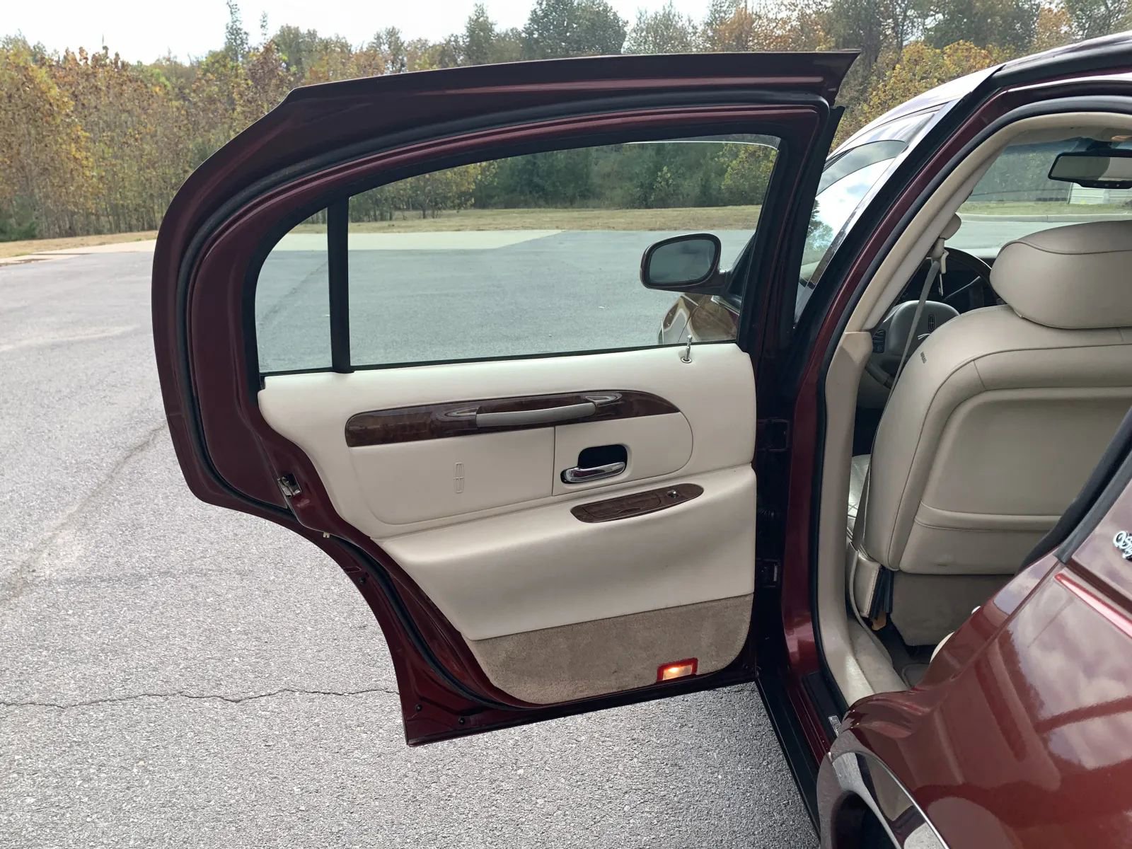 Used 2002 Lincoln Town Car Signature image 21