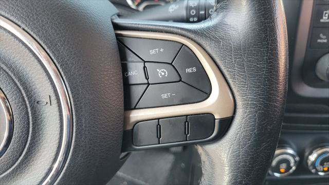 Used 2015 Jeep Renegade Latitude FWD image 22