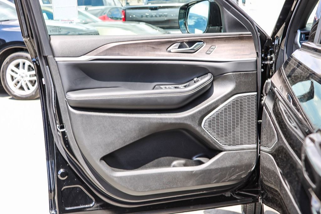 New 2026 Jeep Grand Cherokee Limited w/ Limited Altitude Package AWD/4WD image 22