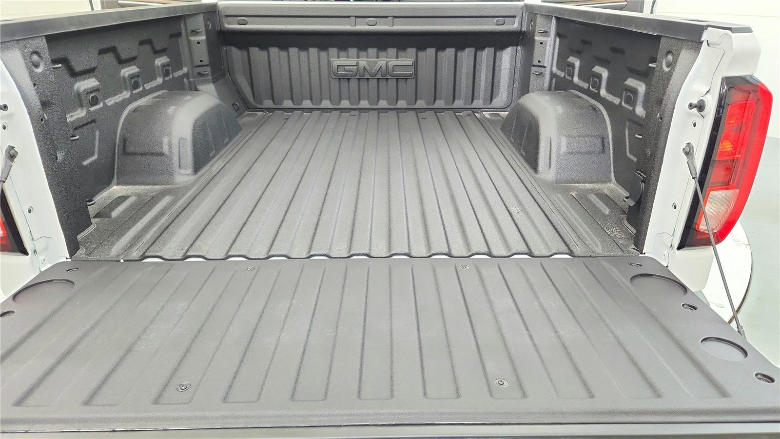 New 2026 GMC Sierra 1500 SLE image 17