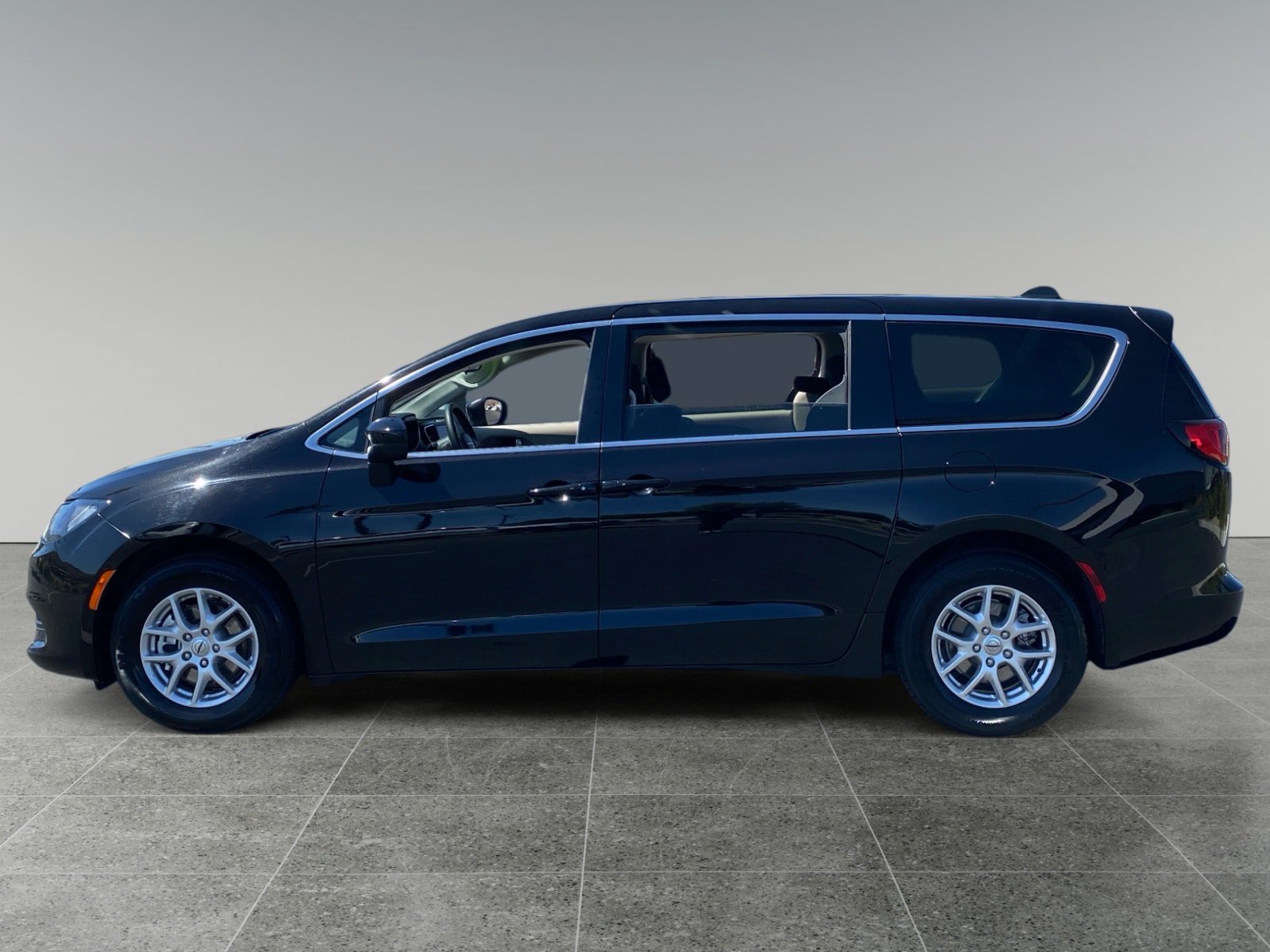 Used 2024 Chrysler Voyager LX FWD image 2