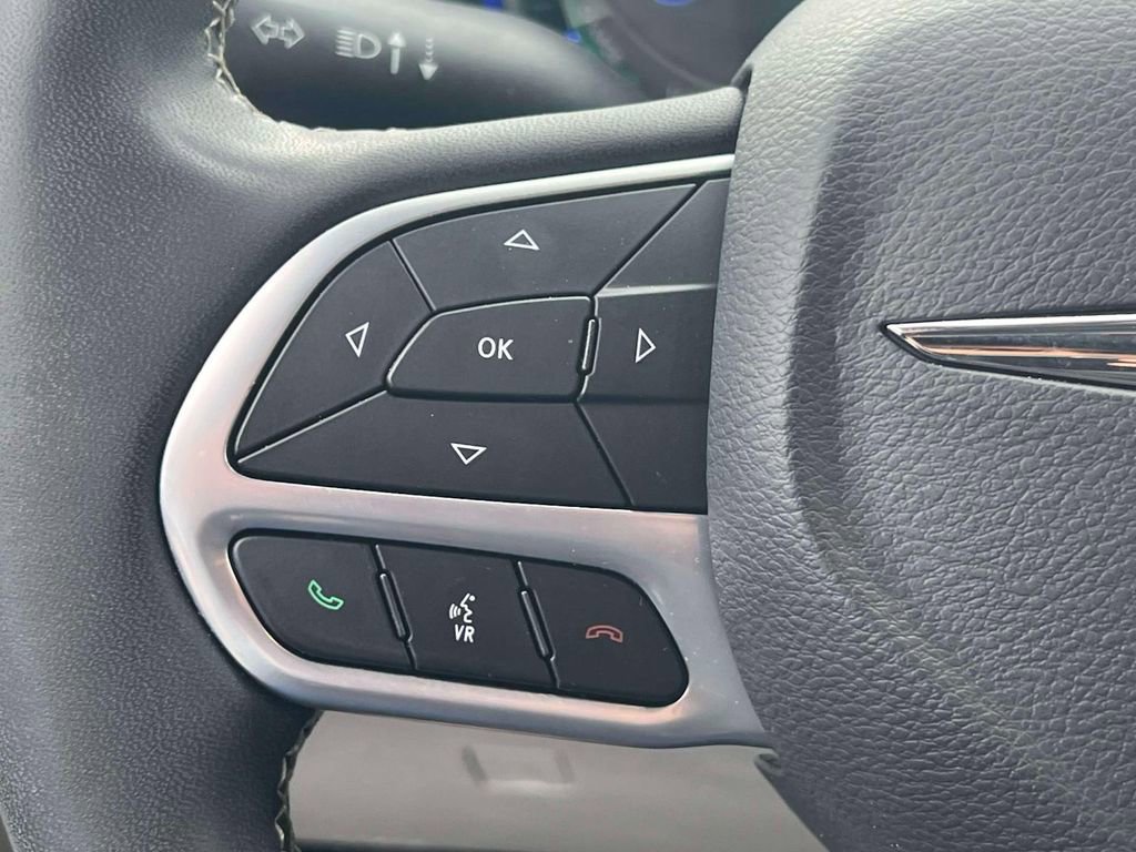 Used 2022 Chrysler Pacifica Touring-L FWD image 23