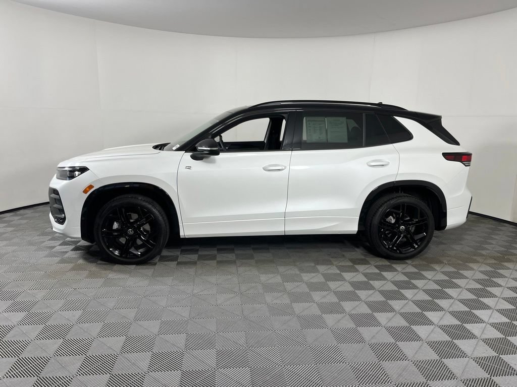 Used 2026 Volkswagen Tiguan SE R-Line AWD/4WD image 2