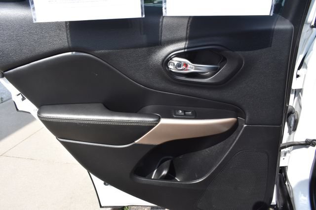 Used 2017 Jeep Cherokee Limited AWD/4WD image 36