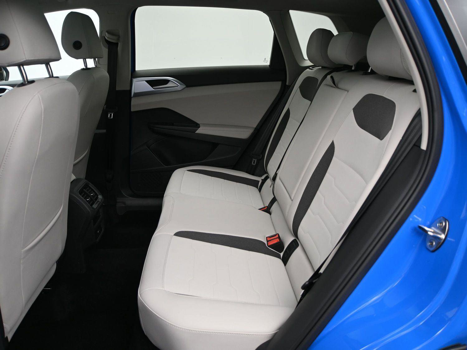 Certified 2025 Volkswagen Taos SE w/ Panoramic Sunroof Package AWD/4WD image 10