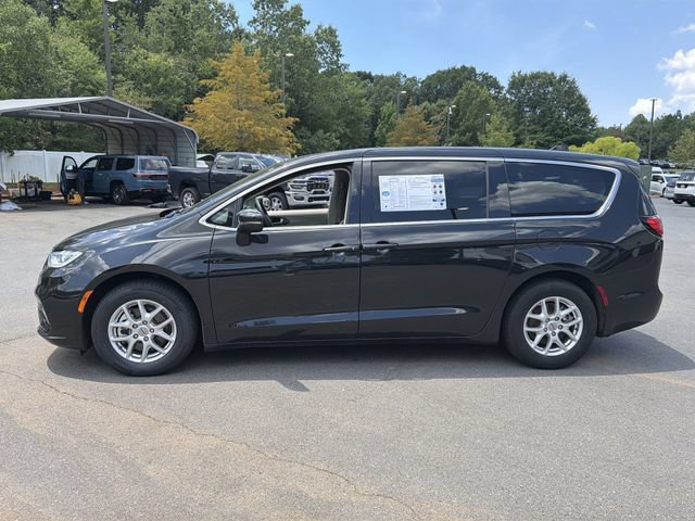 Used 2023 Chrysler Pacifica Touring-L FWD image 10