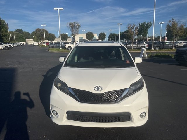 Used 2015 Toyota Sienna SE image 2
