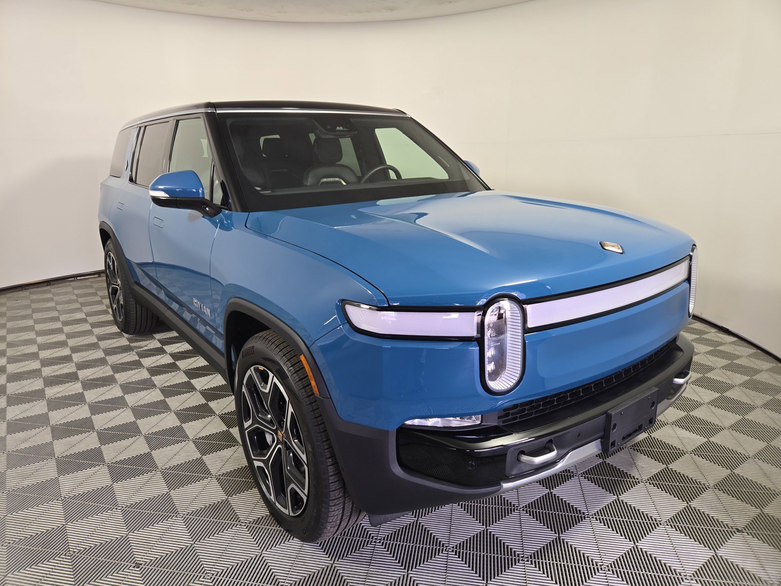 Used 2024 Rivian R1S Adventure image 7