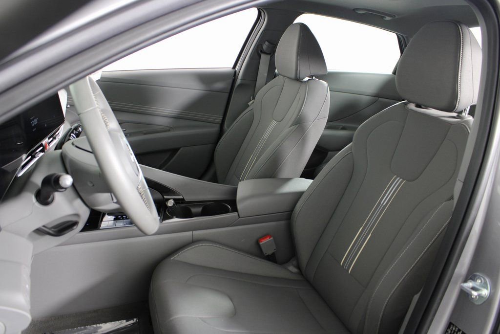 Certified 2025 Hyundai Elantra SEL image 17