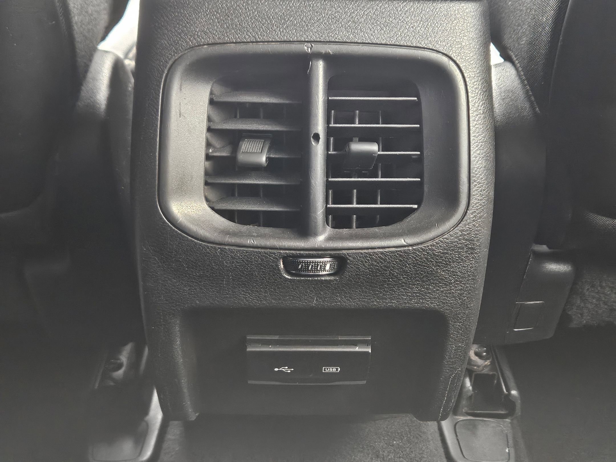 Used 2019 Jeep Cherokee Latitude Plus FWD image 28