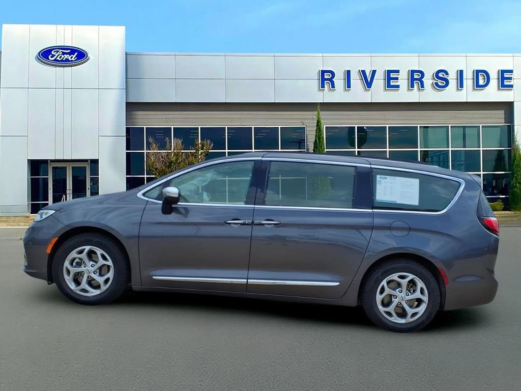 Used 2023 Chrysler Pacifica Limited FWD image 4