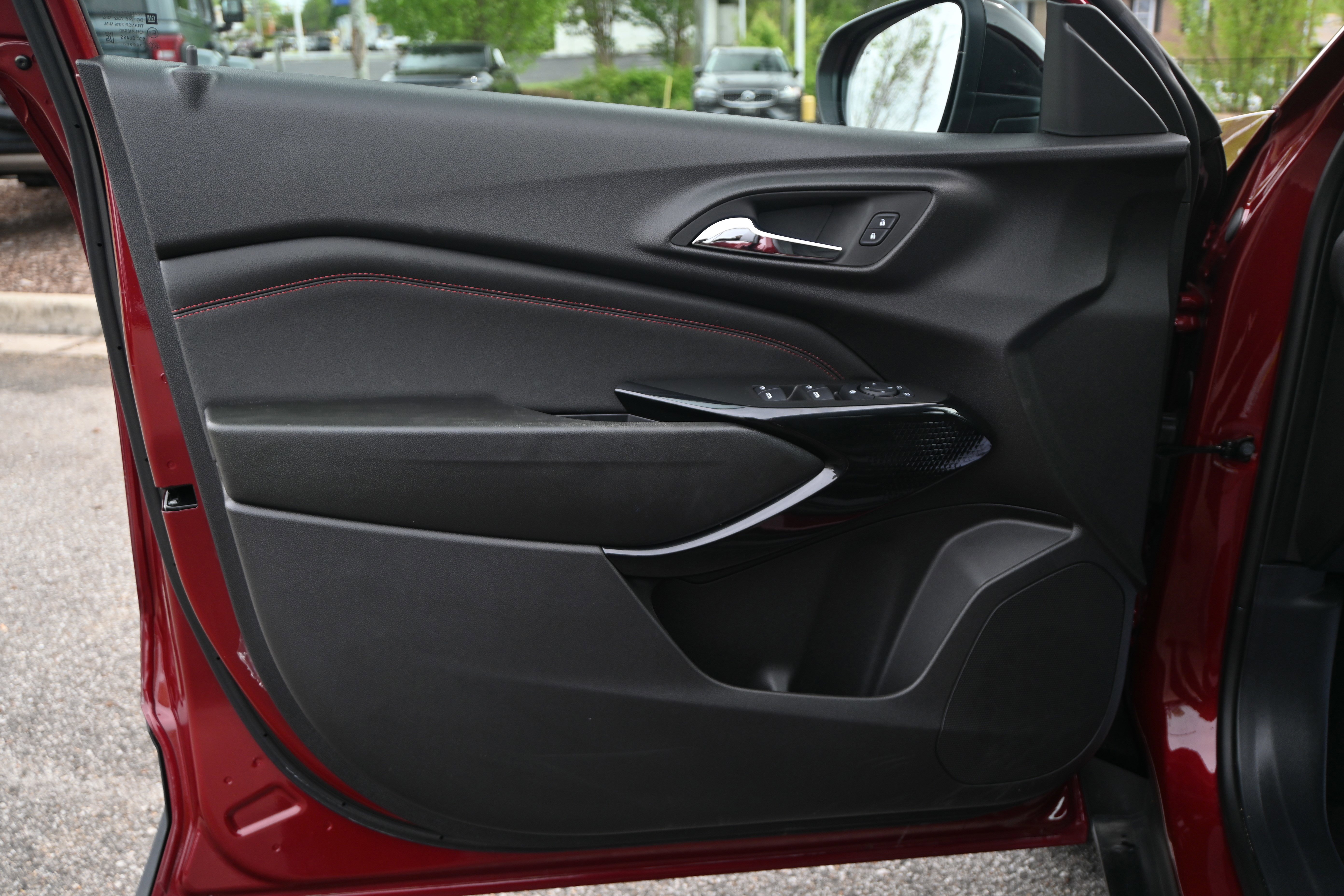 Used 2025 Chevrolet Trax RS w/ Sunroof Package image 29