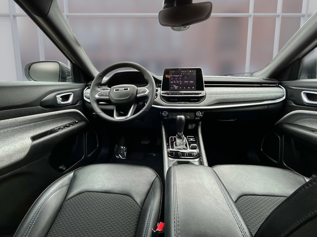 Used 2025 Jeep Compass Latitude AWD/4WD image 16