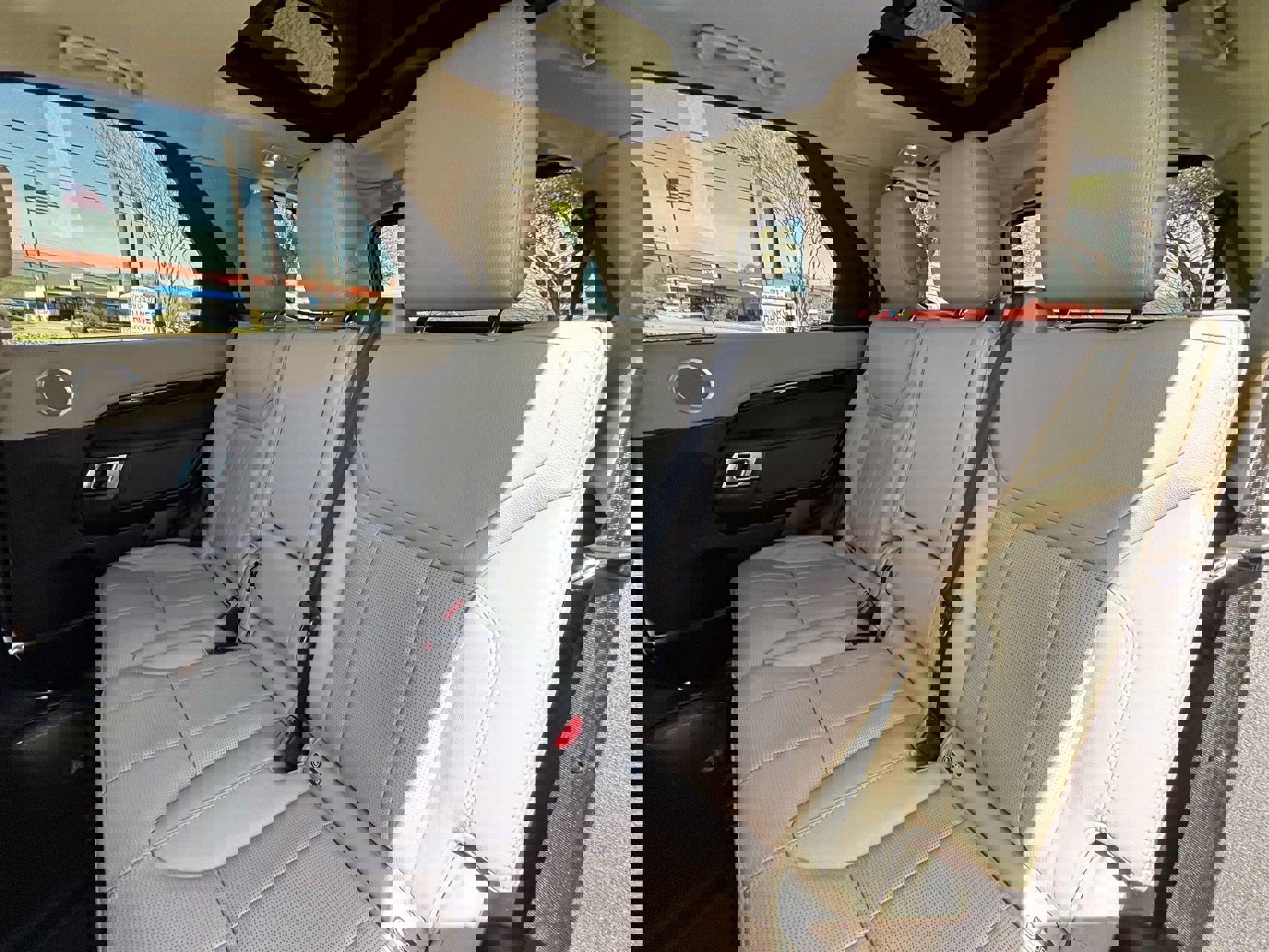 Used 2017 Land Rover Discovery SE image 24