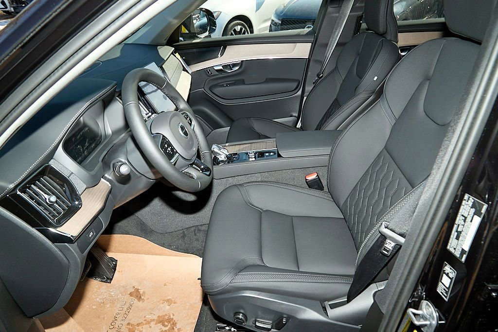 New 2026 Volvo XC90 B6 Plus w/ Protection Package Premier image 17