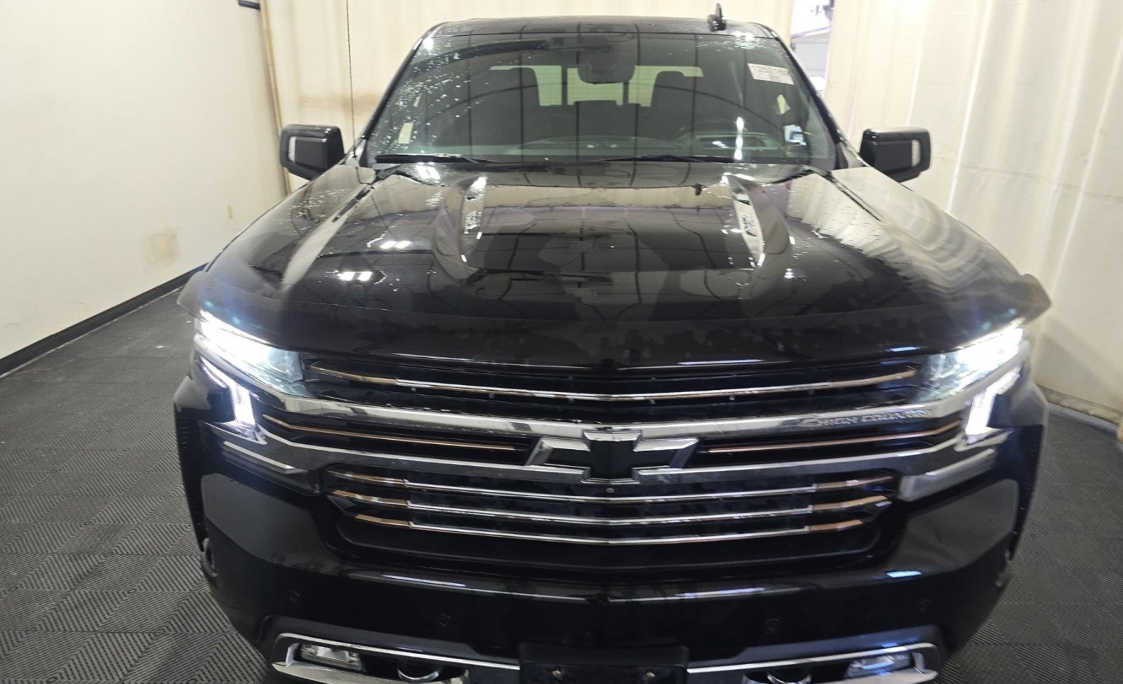 Used 2019 Chevrolet Silverado 1500 High Country w/ Technology Package AWD/4WD image 2