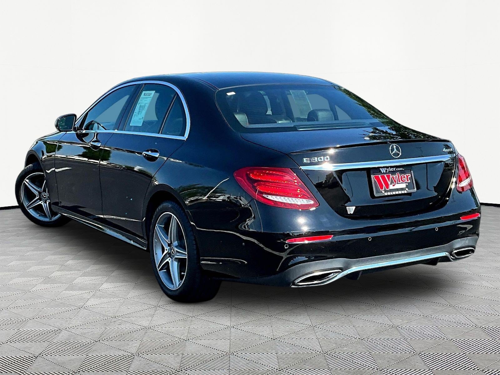 Used 2017 Mercedes-Benz E 300 4MATIC image 4