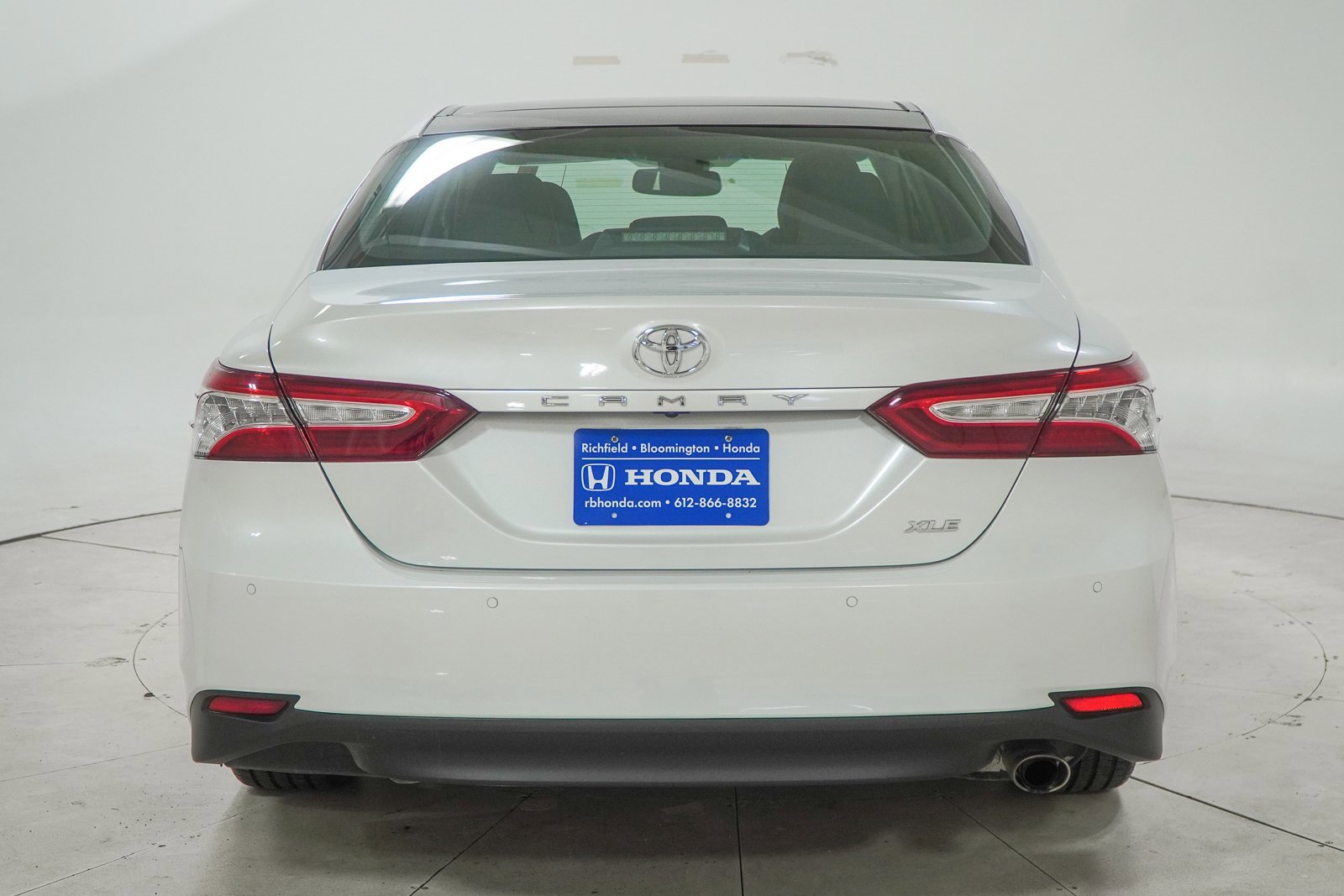 Used 2018 Toyota Camry XLE image 9