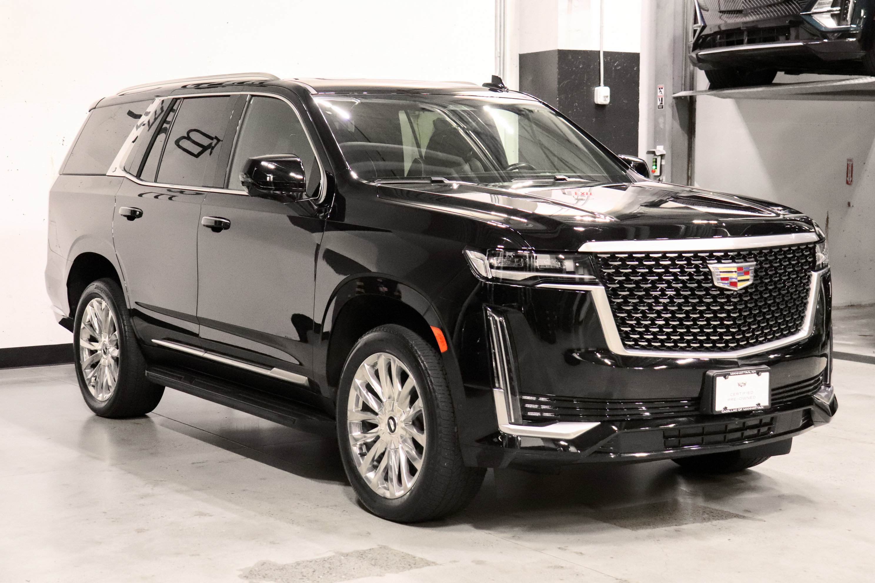 Used 2023 Cadillac Escalade Premium Luxury AWD/4WD image 7