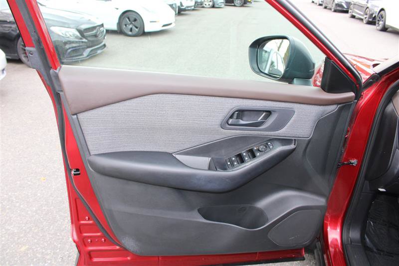 Used 2023 Nissan Rogue S image 11