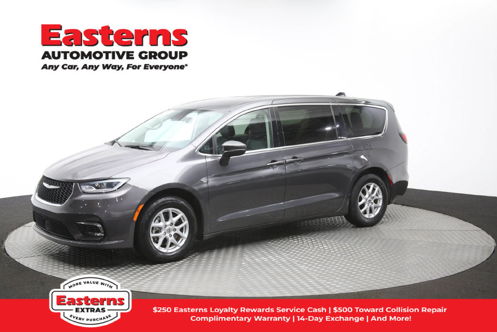 Used 2023 Chrysler Pacifica Touring-L FWD image 59