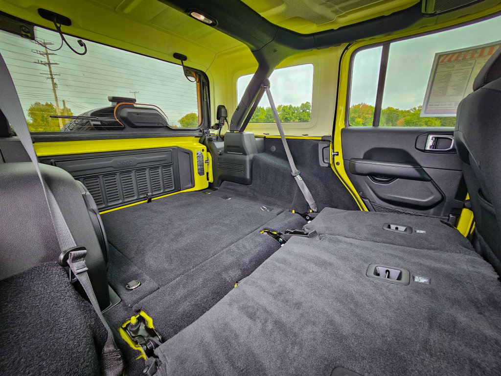Used 2022 Jeep Wrangler Unlimited Sahara w/ Cold Weather Group AWD/4WD image 38