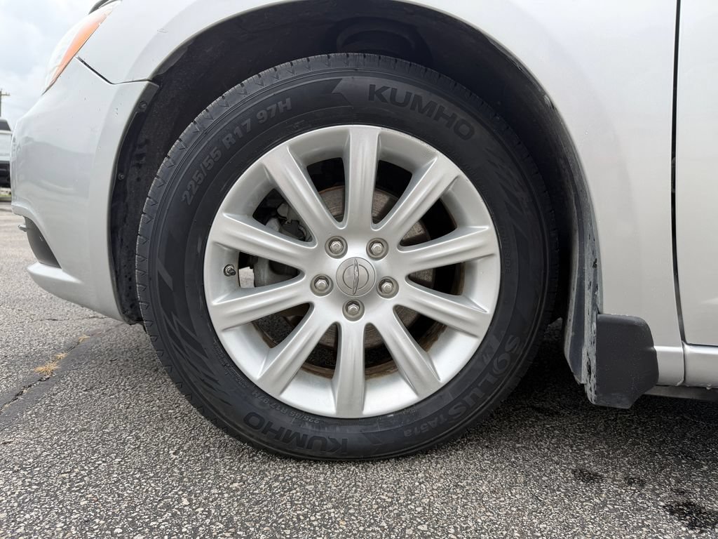 Used 2011 Chrysler 200 Touring FWD image 29