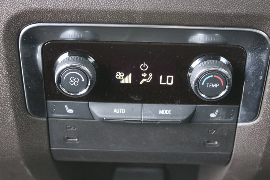 Used 2025 Chevrolet Tahoe Z71 w/ Comfort Package AWD/4WD image 31