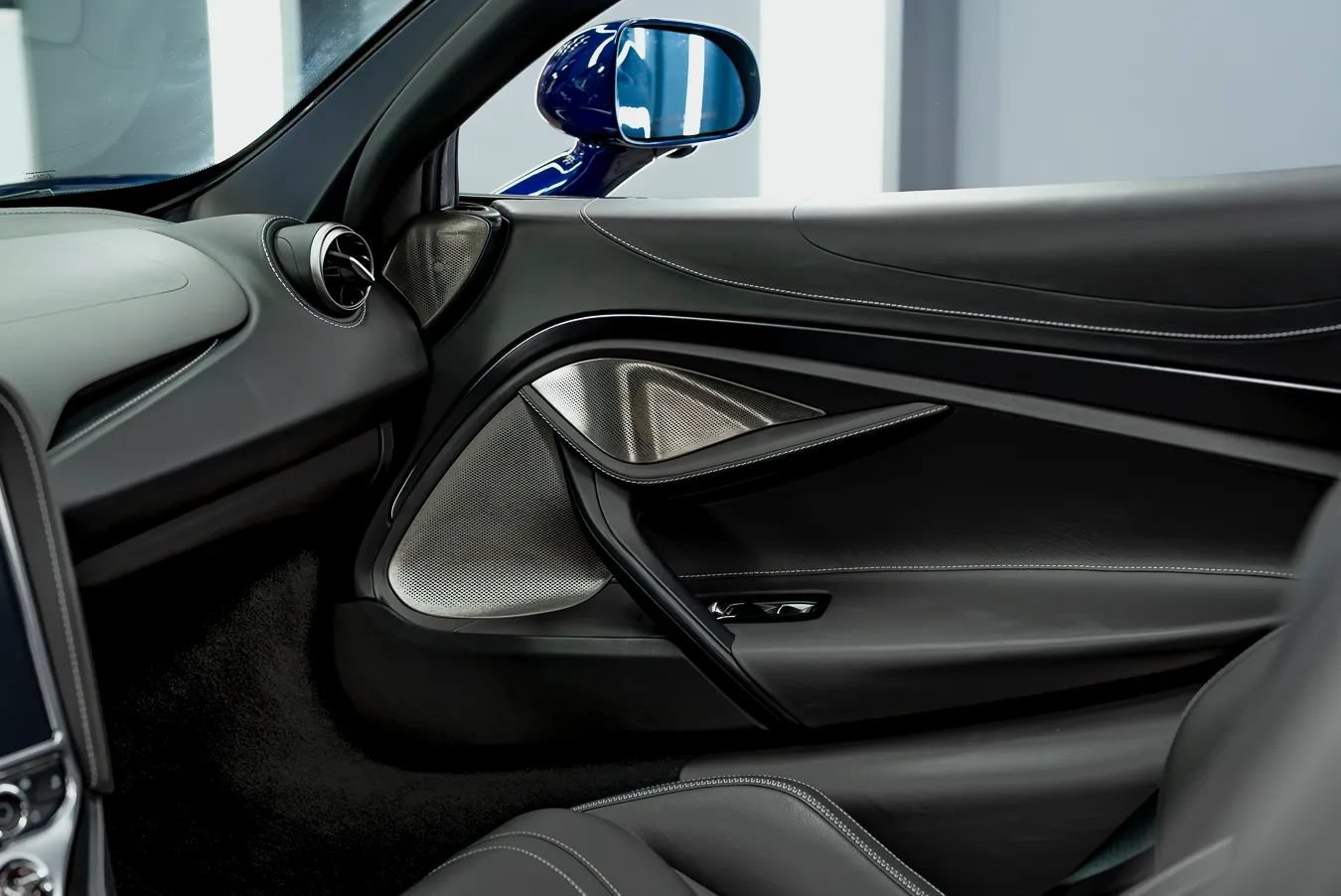 Used 2020 McLaren 720S Spider RWD image 37