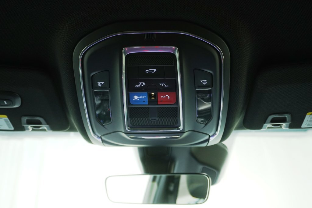 Used 2025 Jeep Grand Cherokee Limited AWD/4WD image 21