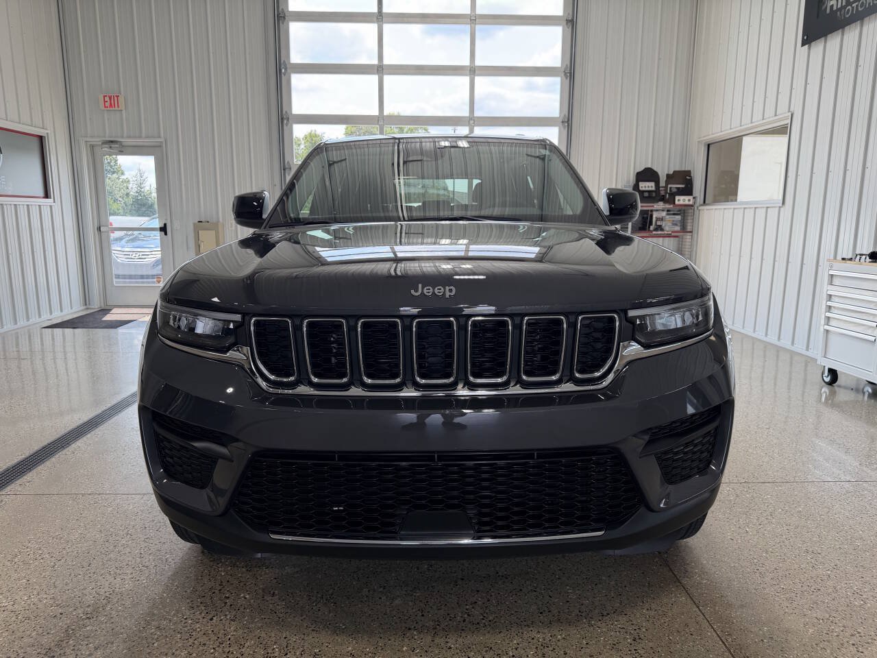 Used 2023 Jeep Grand Cherokee Laredo w/ Luxury Tech Group I AWD/4WD image 8