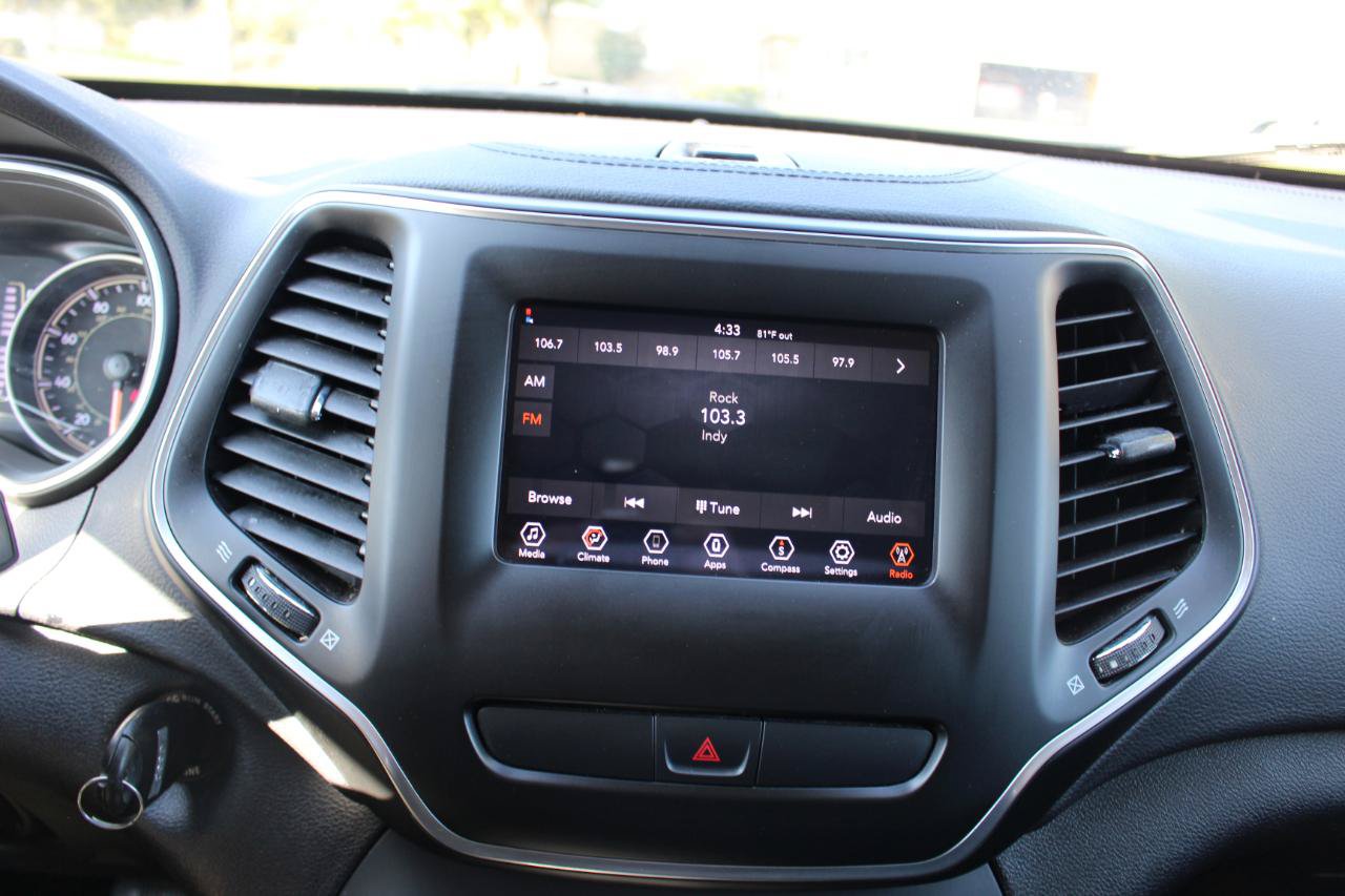 Used 2020 Jeep Cherokee Latitude FWD image 23
