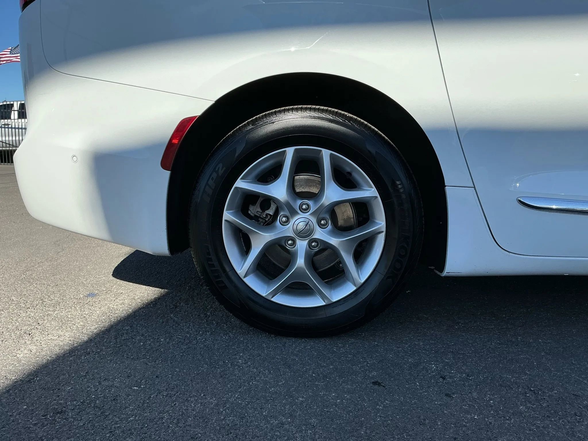 Used 2018 Chrysler Pacifica Touring-L w/ Advanced Safetytec Group image 12