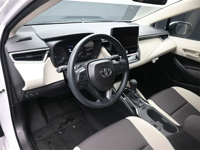Used 2025 Toyota Corolla LE image 2