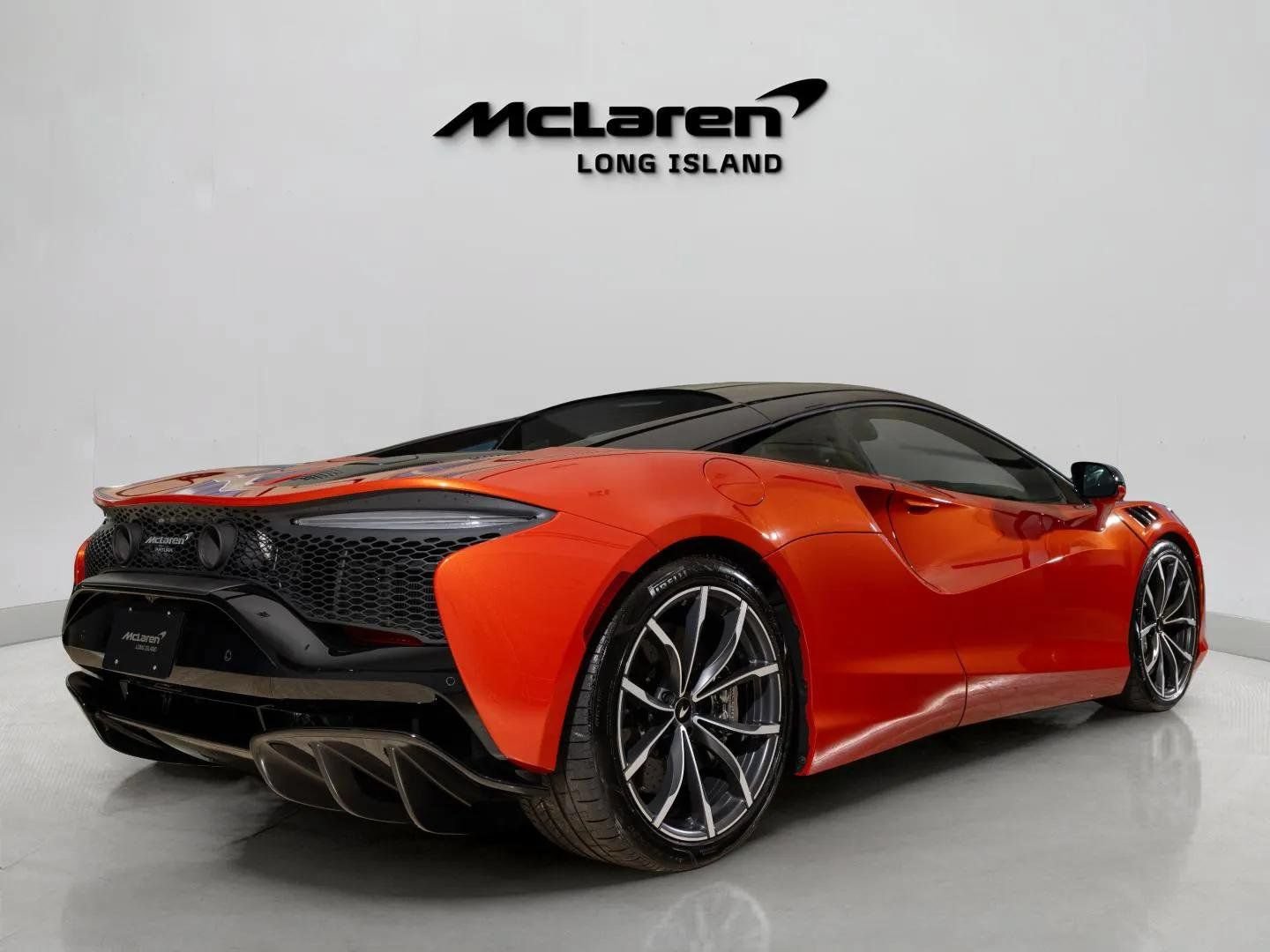 Used 2023 McLaren Artura RWD image 5