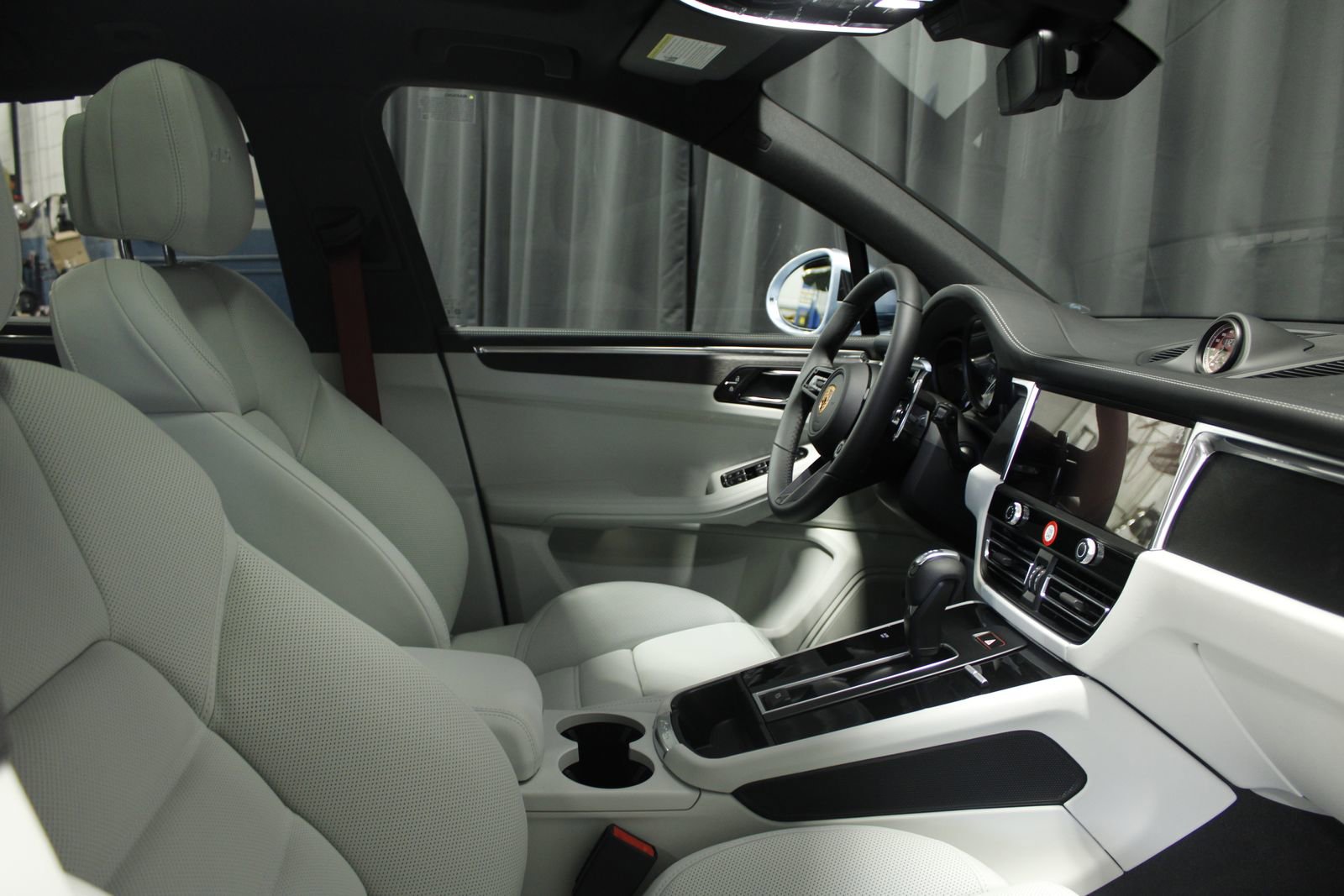 New 2026 Porsche Macan GTS AWD/4WD image 31