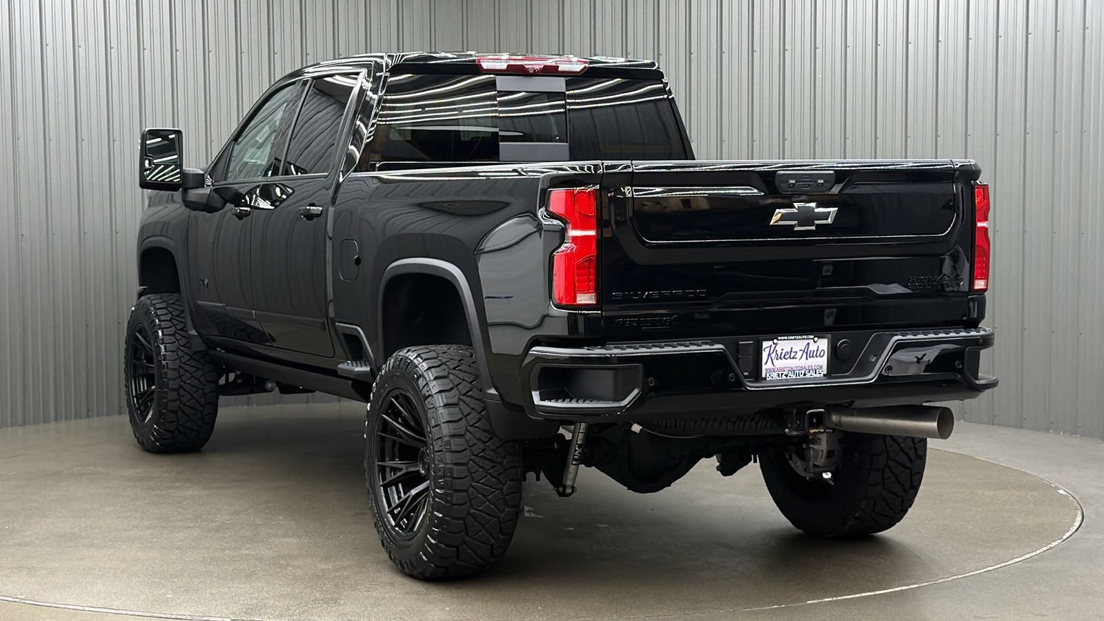 Used 2025 Chevrolet Silverado 2500 High Country w/ Midnight Edition AWD/4WD image 3