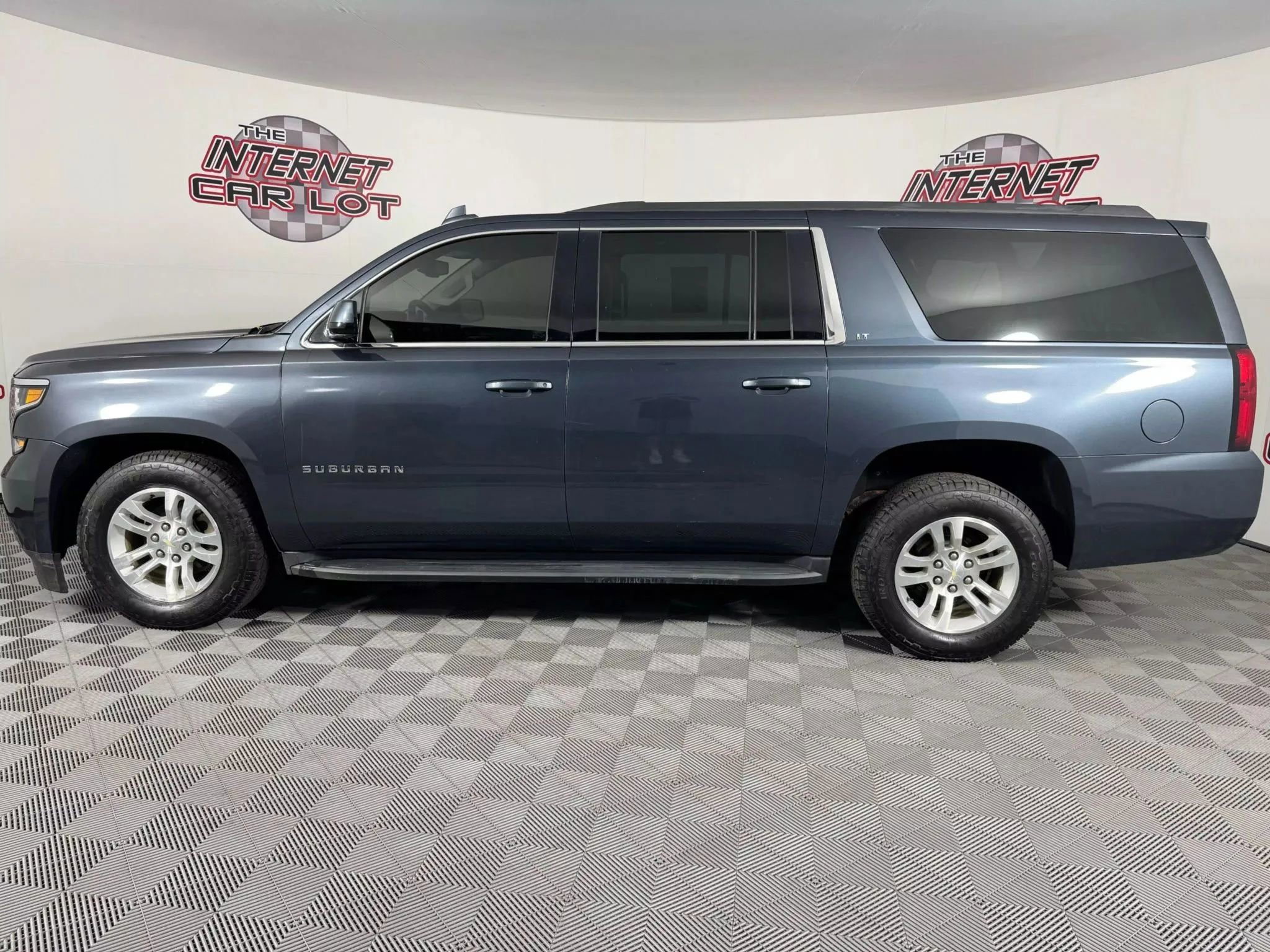 Used 2019 Chevrolet Suburban LT image 4