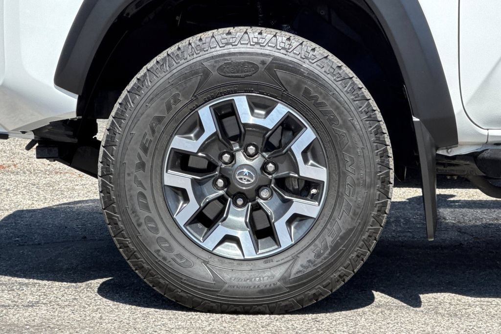 Certified 2017 Toyota Tacoma TRD Off-Road AWD/4WD image 24