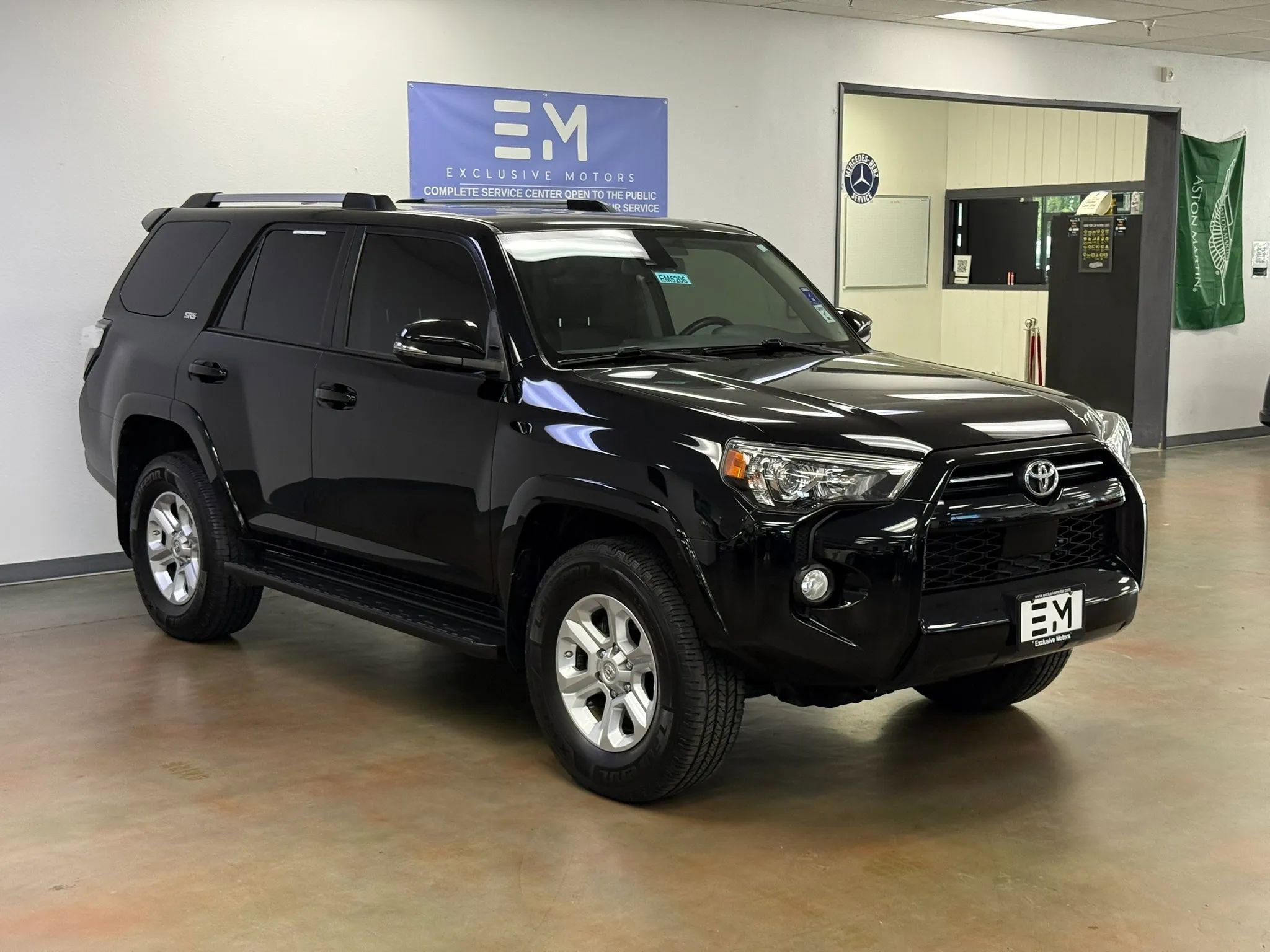 Used 2020 Toyota 4Runner SR5 Premium w/ Moonroof Package AWD/4WD image 2