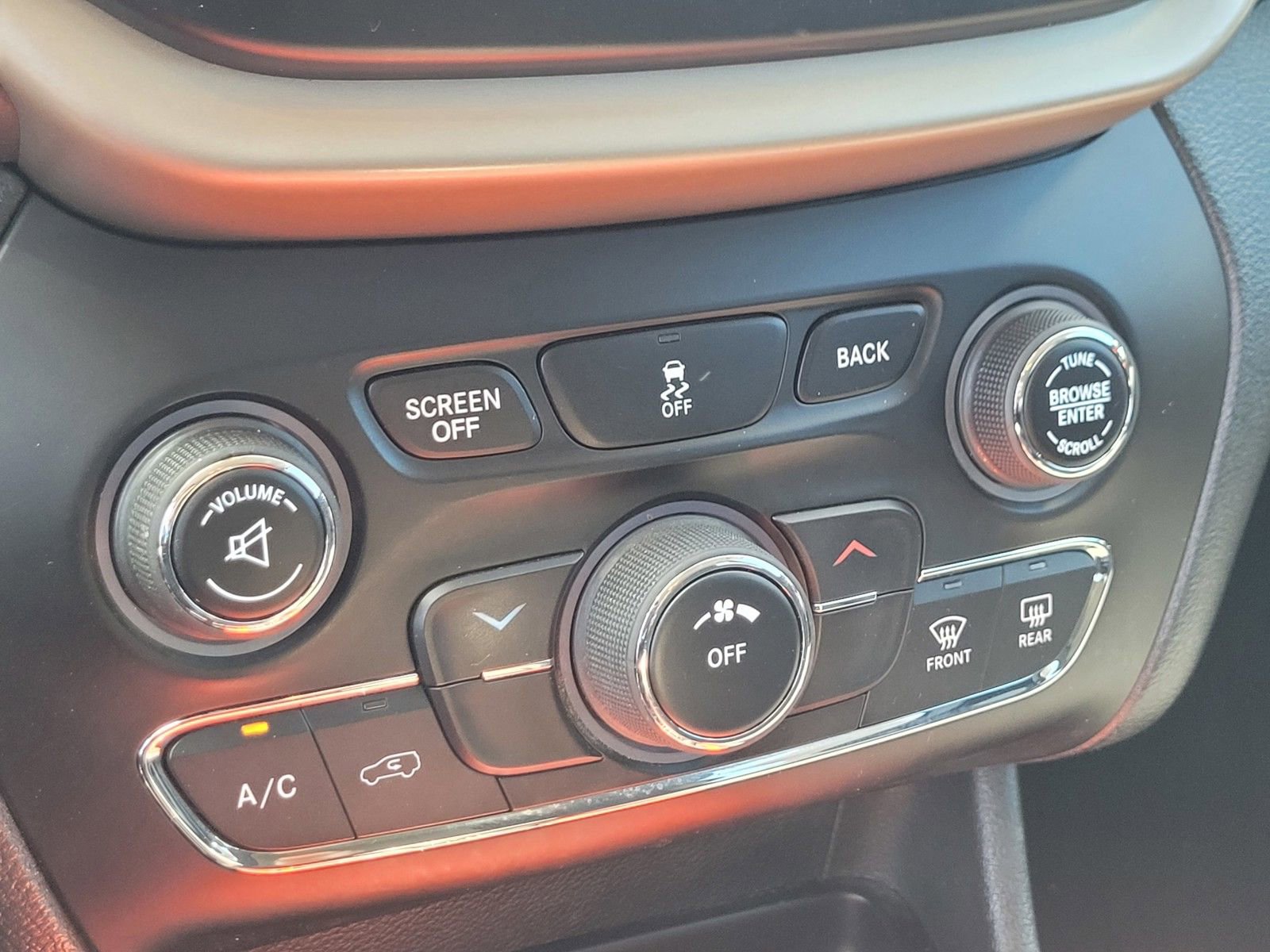 Used 2016 Jeep Cherokee Latitude w/ Safety/Convenience Group FWD image 18