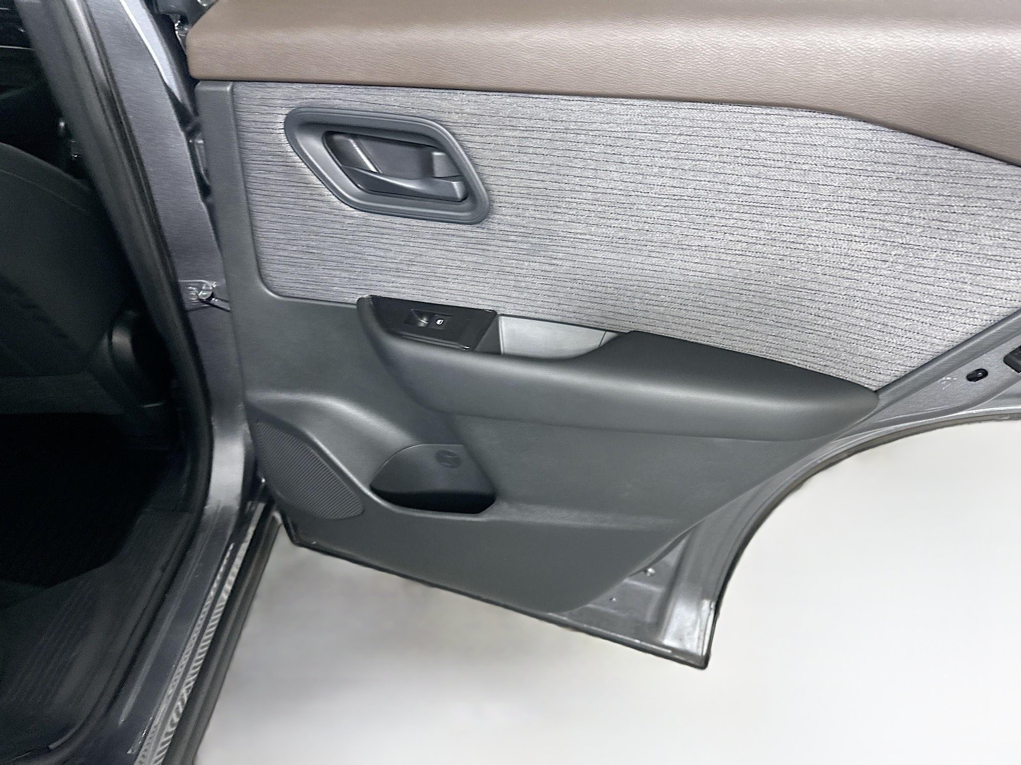 Used 2023 Nissan Rogue S AWD/4WD image 28