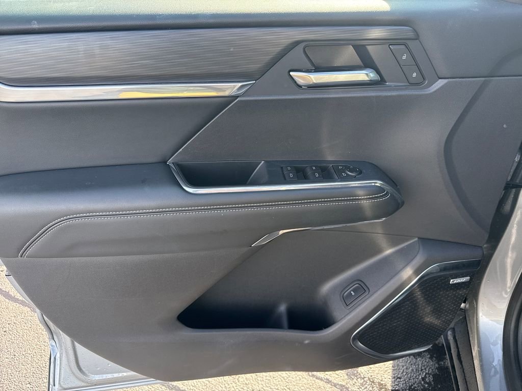 Used 2025 GMC Acadia Elevation image 10