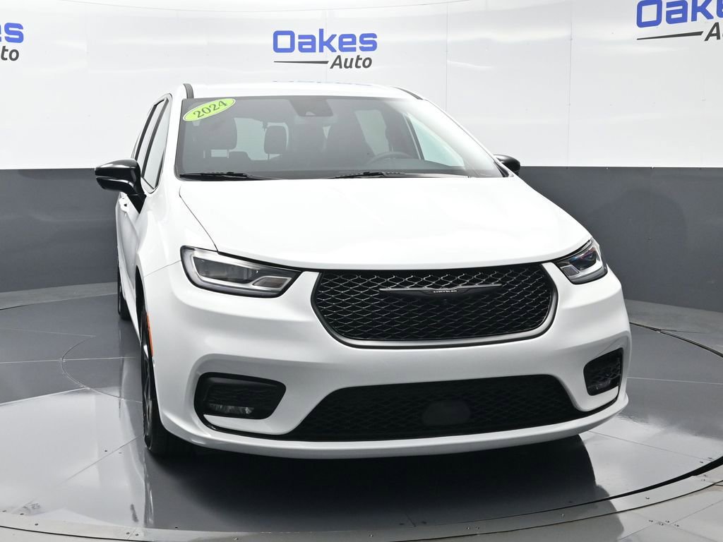 Used 2024 Chrysler Pacifica Select image 3