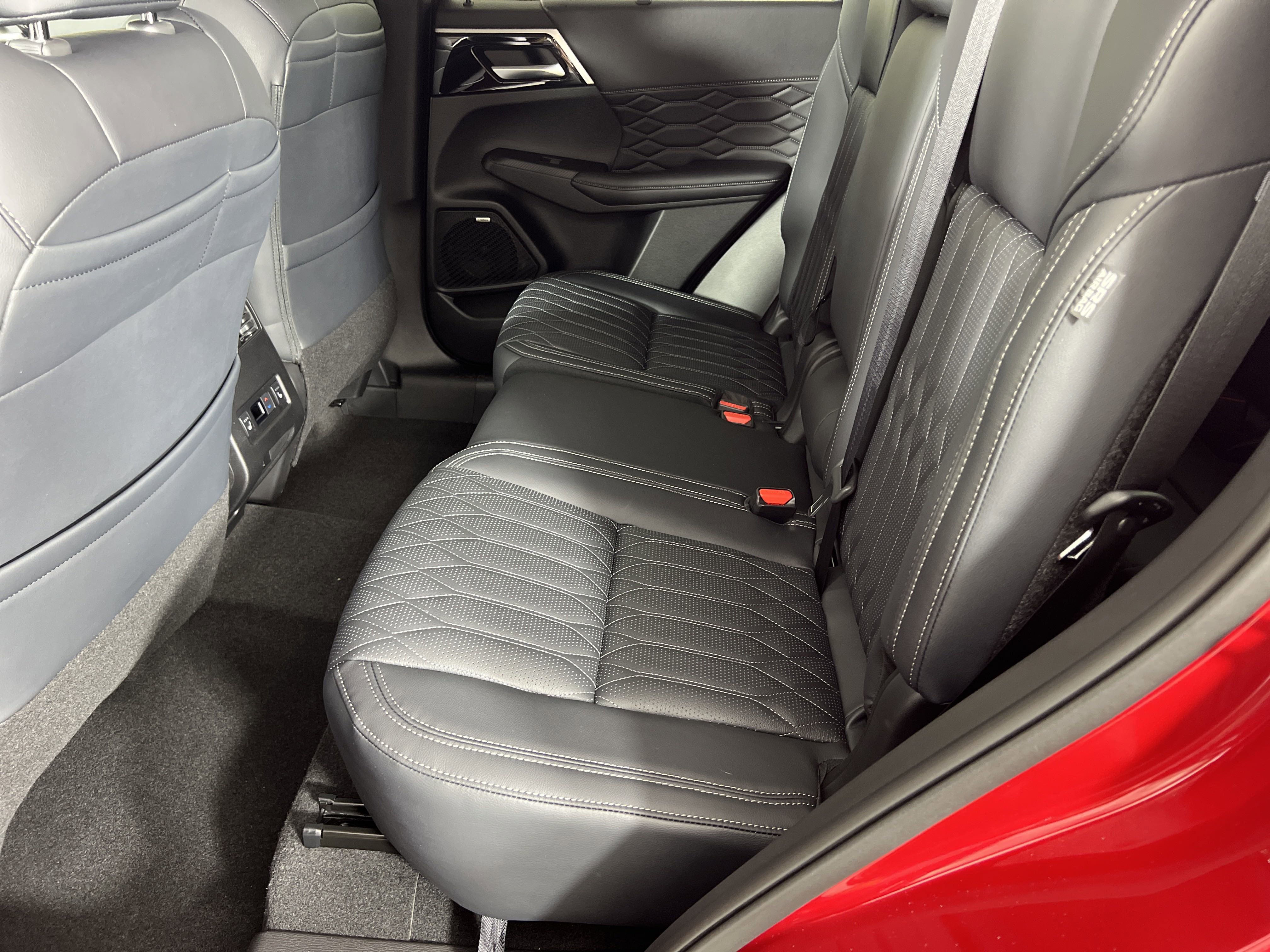 New 2025 Mitsubishi Outlander SEL image 11