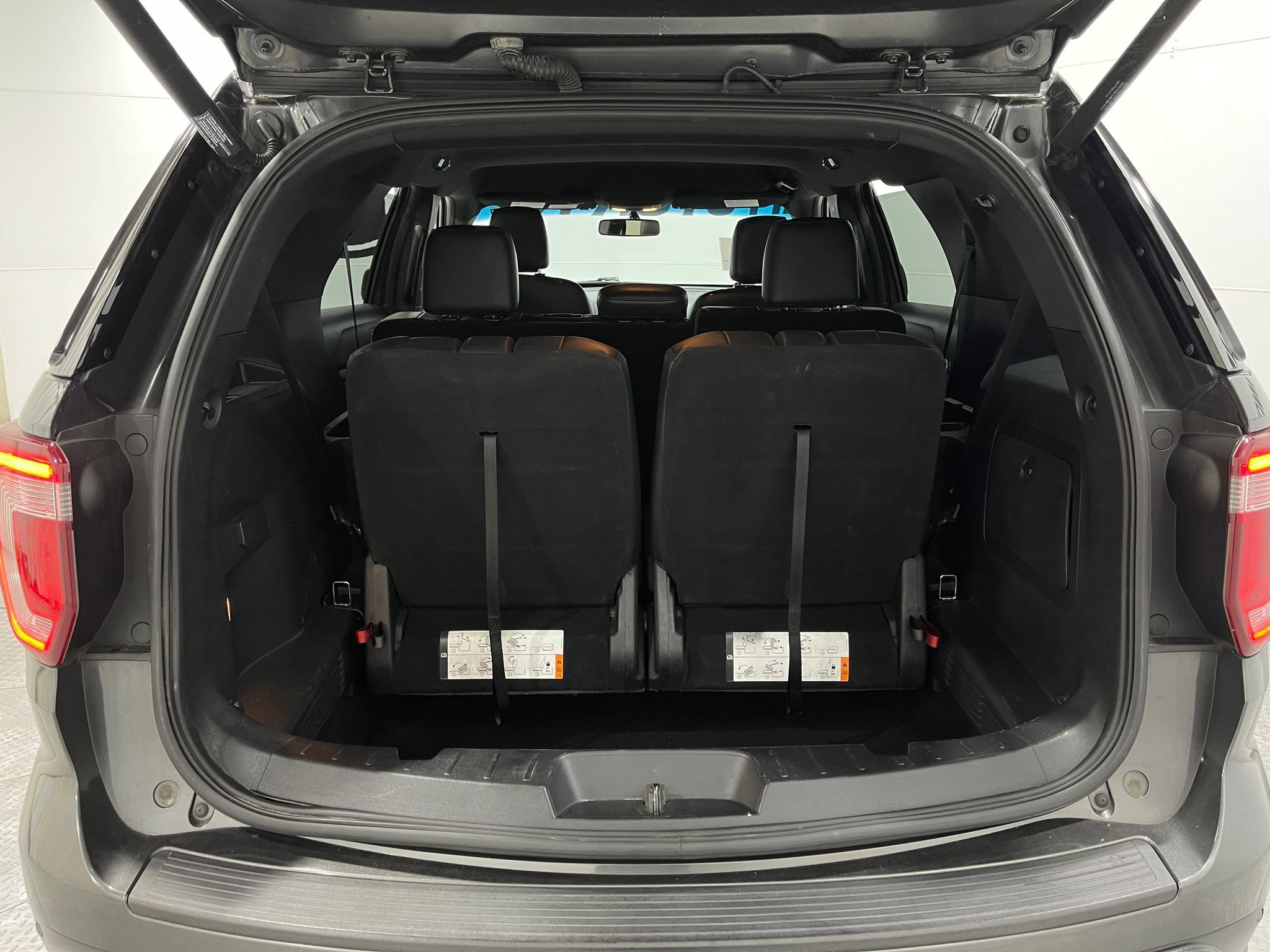 Used 2019 Ford Explorer XLT w/ Equipment Group 202A AWD/4WD image 25
