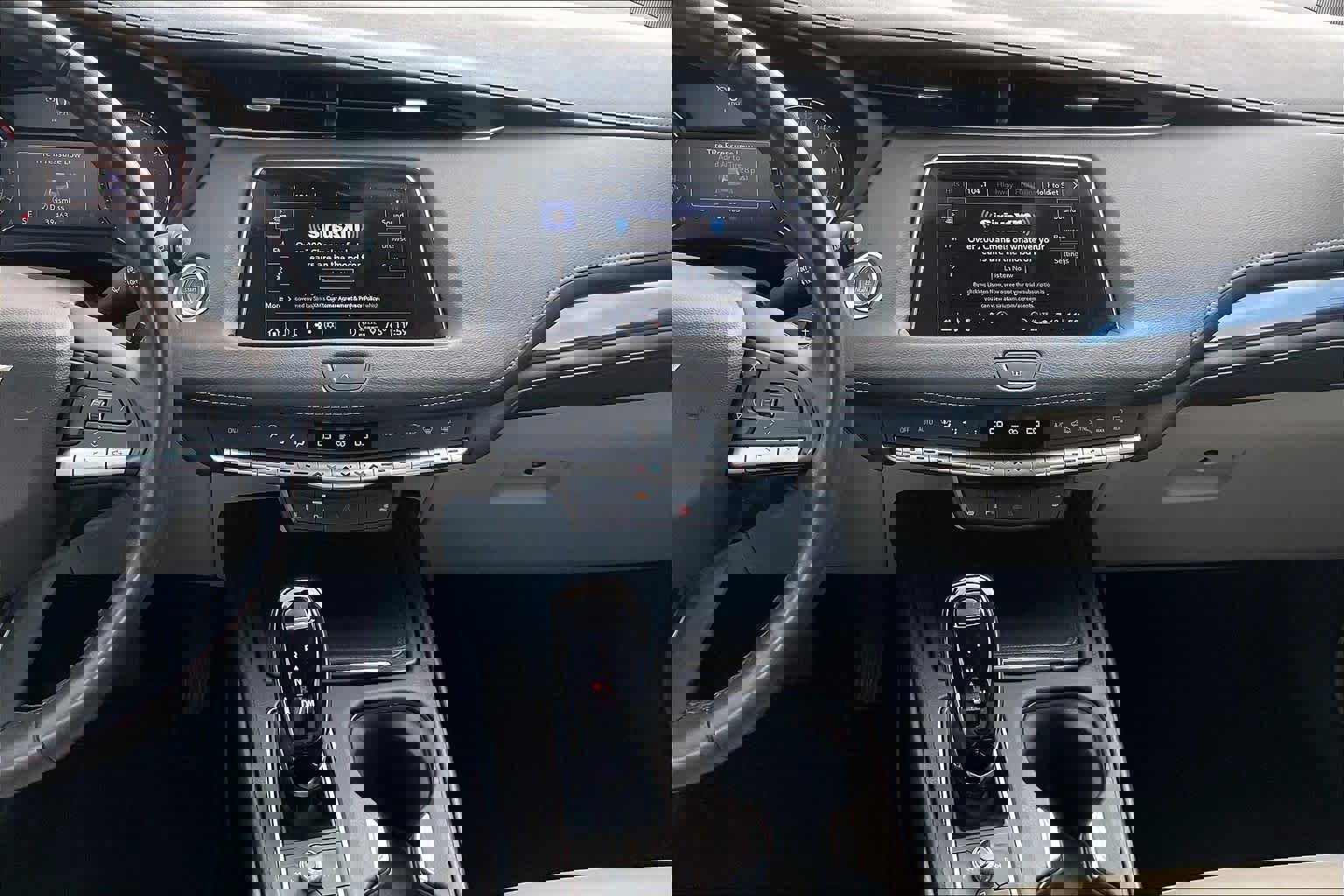 Used 2023 Cadillac XT4 Luxury w/ Cold Weather Package image 7